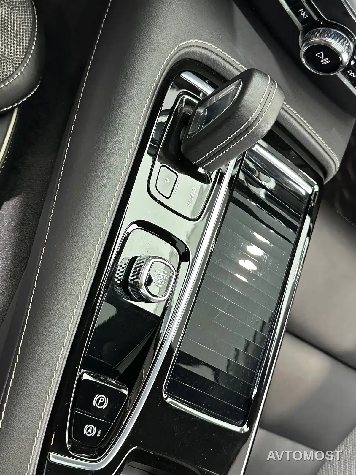 Volvo S60 Plug-in Hybrid 2021 T8 Twin Engine AWD R-Design Sport Edition — фото 14