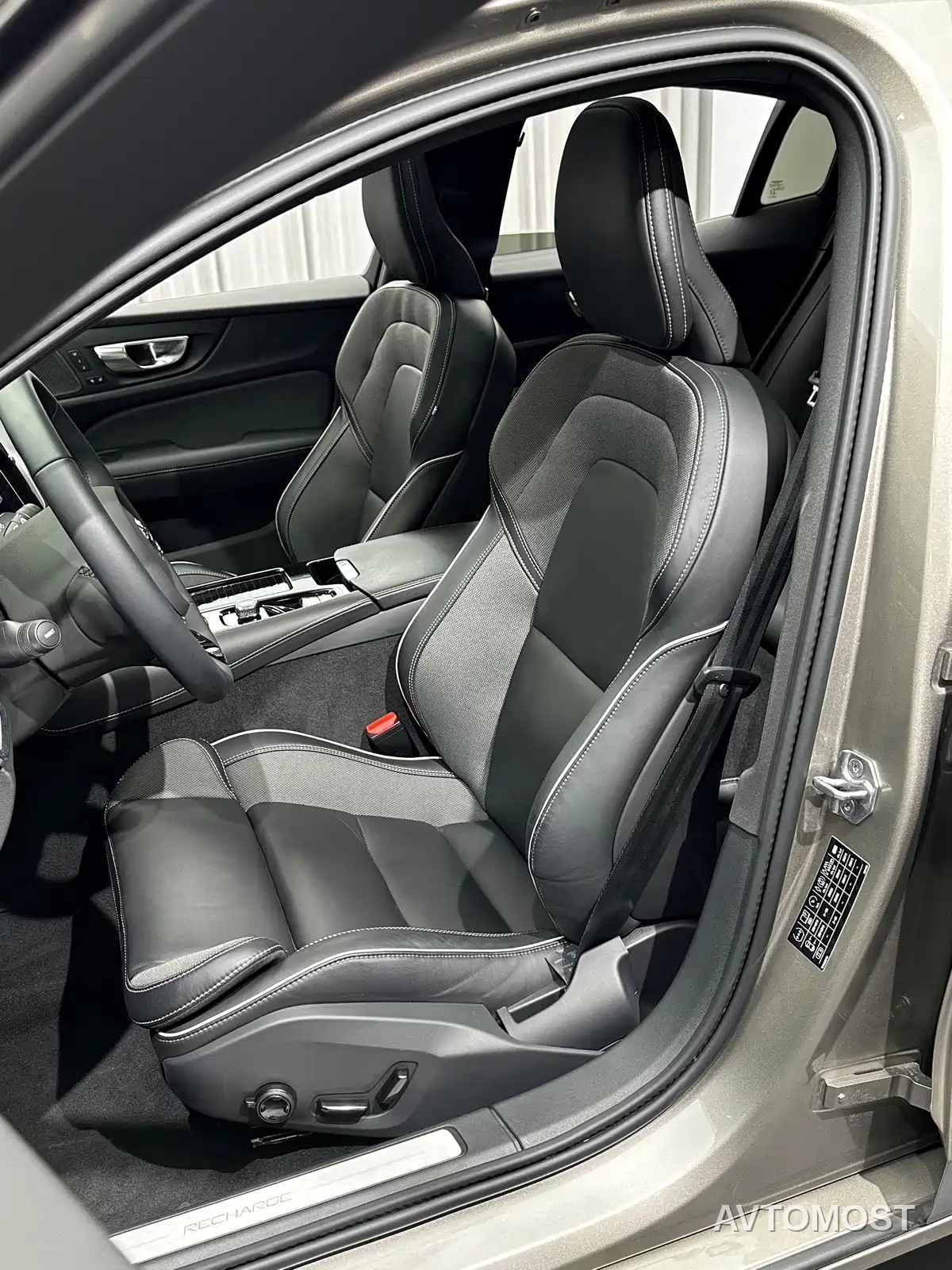 Volvo S60 Plug-in Hybrid 2021 T8 Twin Engine AWD R-Design Sport Edition — фото 15