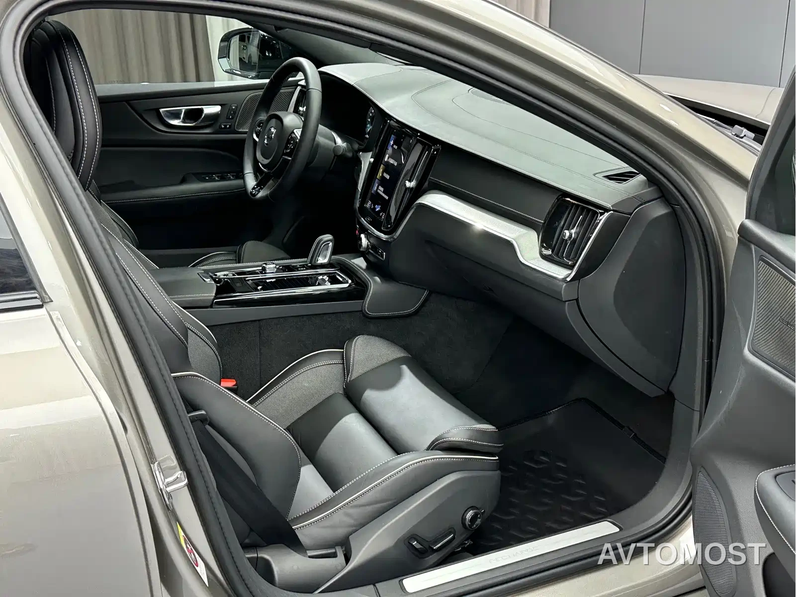 Volvo S60 Plug-in Hybrid 2021 T8 Twin Engine AWD R-Design Sport Edition — фото 26
