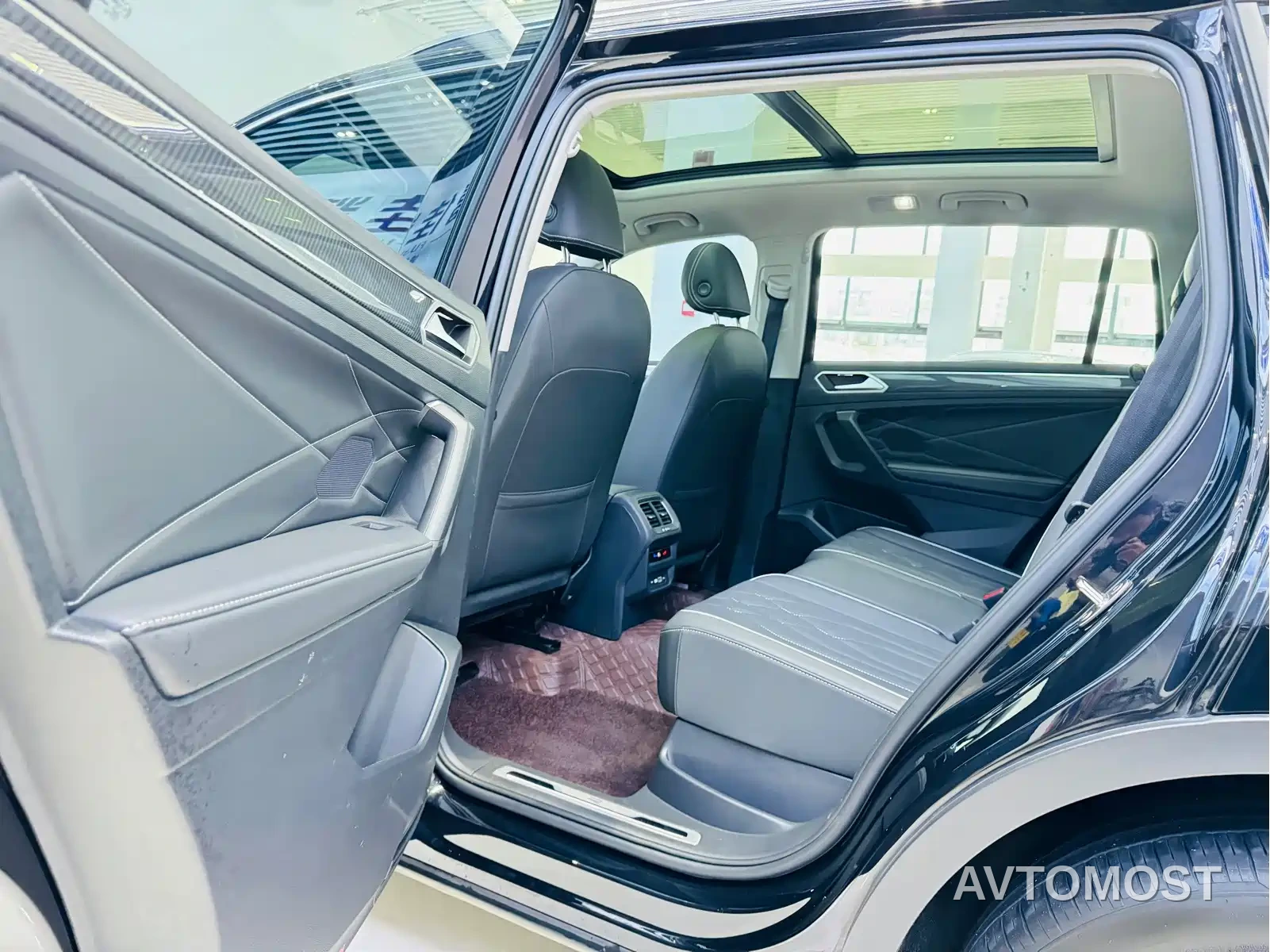 Volkswagen Tiguan L 2023 330TSI Auto 2WD R-Line Premium Edition — фото 7