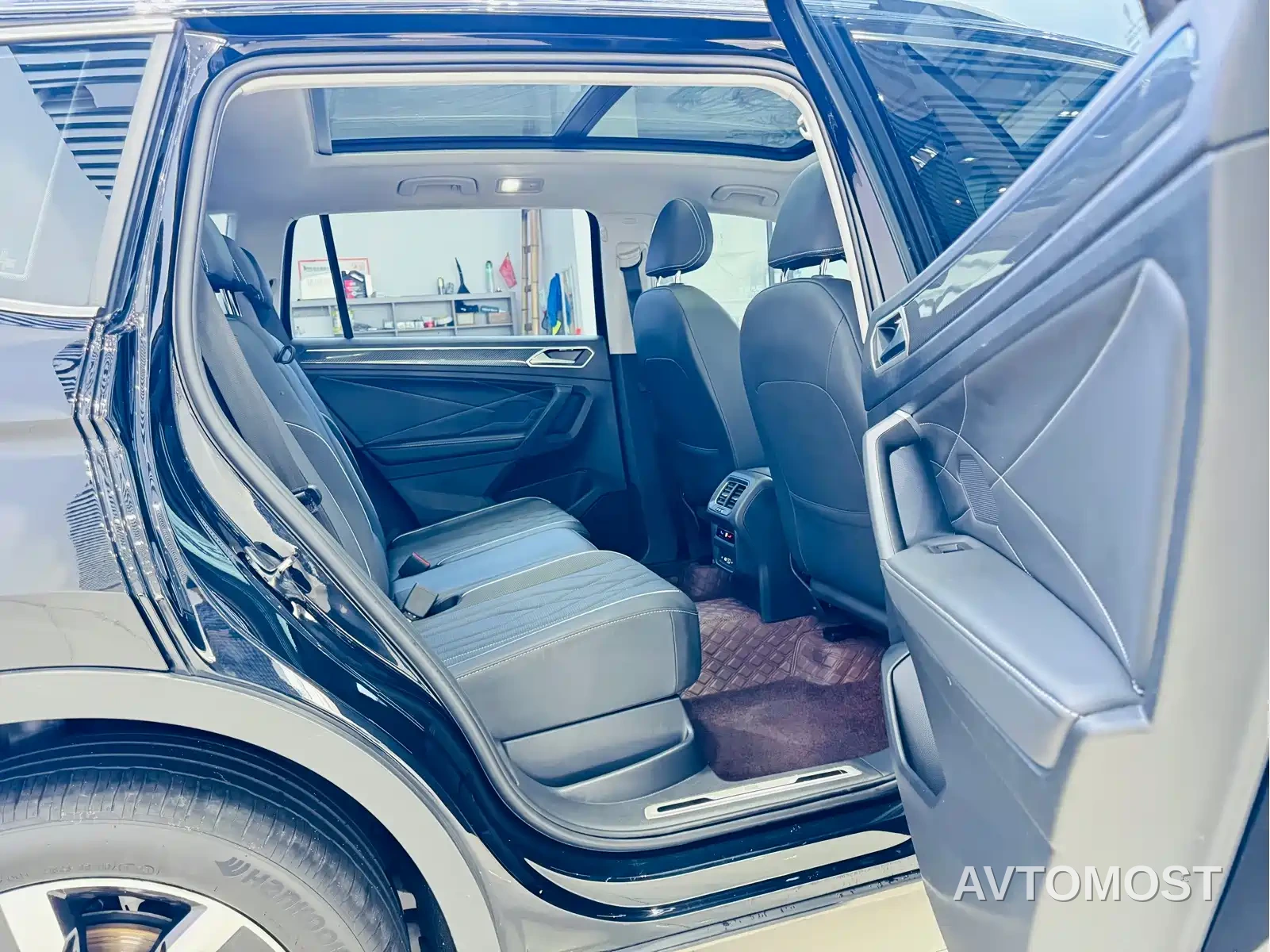 Volkswagen Tiguan L 2023 330TSI Auto 2WD R-Line Premium Edition — фото 8