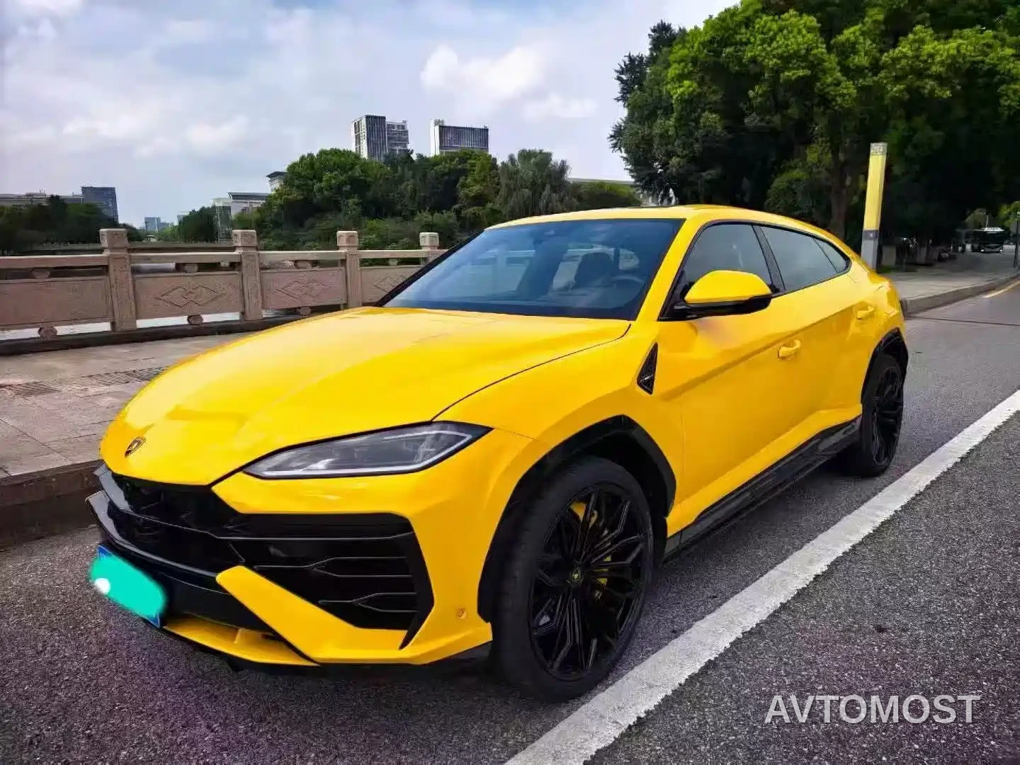 Lamborghini Urus SE 2025 4.0T Standard Edition — фото 2