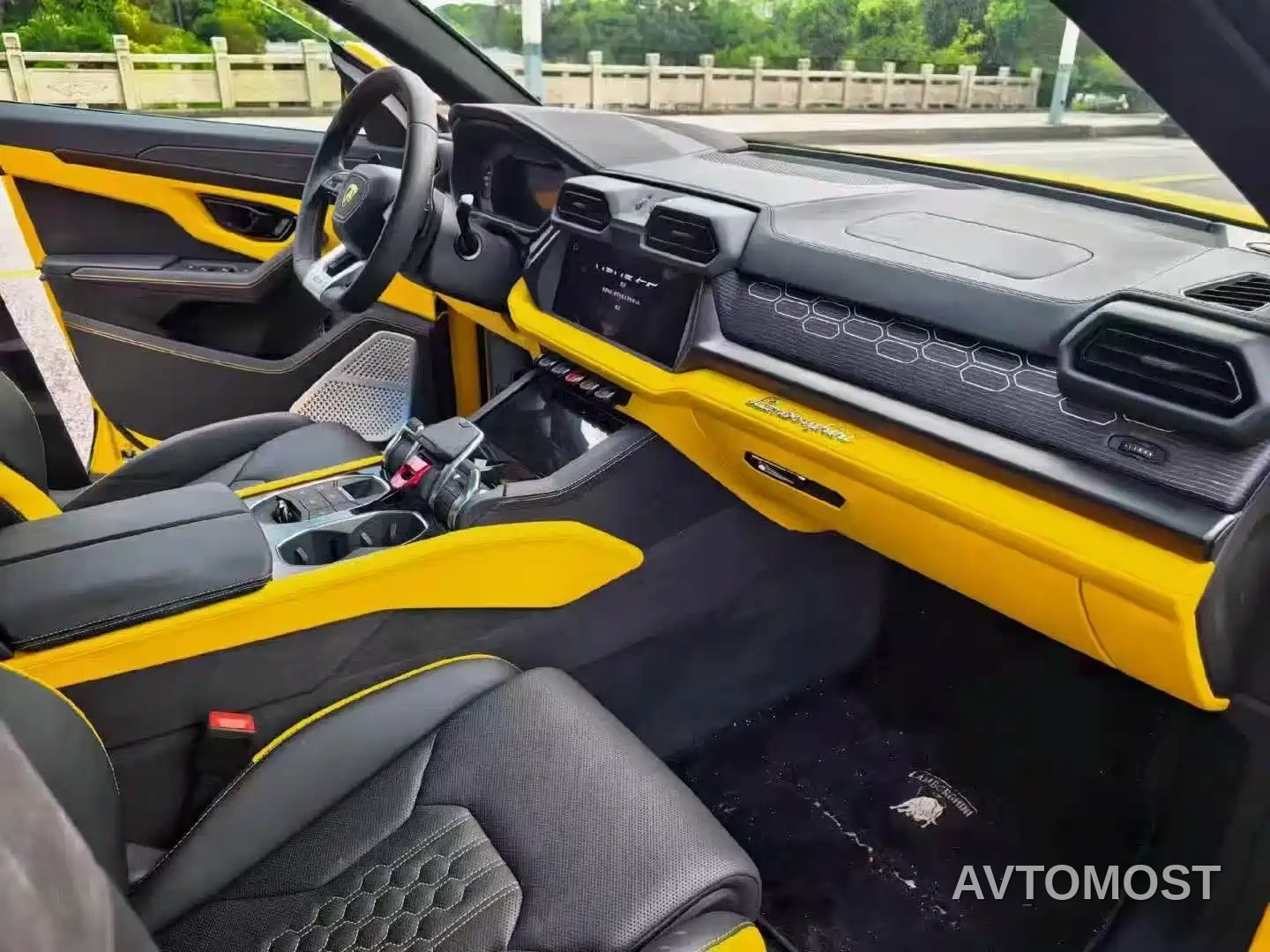 Lamborghini Urus SE 2025 4.0T Standard Edition — фото 8