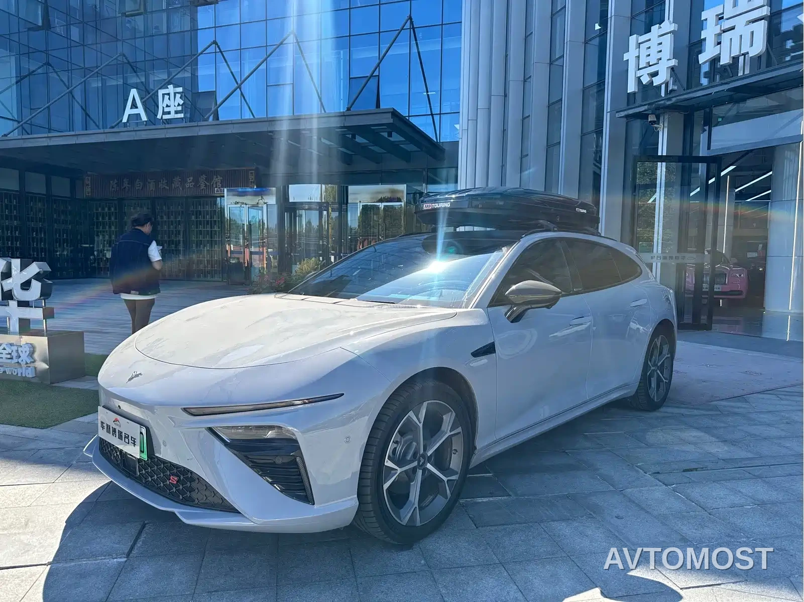 Nezha S Shooting Brake 2024 Extended Range 300 Pro Edition — фото 1