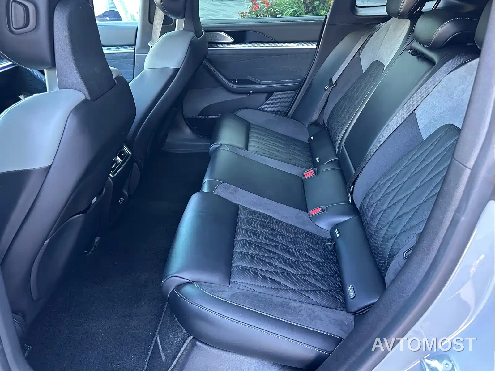 Nezha S Shooting Brake 2024 Extended Range 300 Pro Edition — фото 5