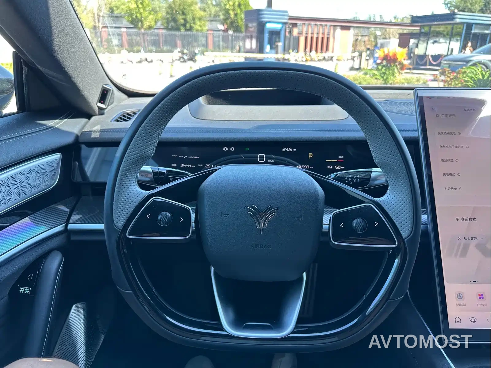 Nezha S Shooting Brake 2024 Extended Range 300 Pro Edition — фото 9