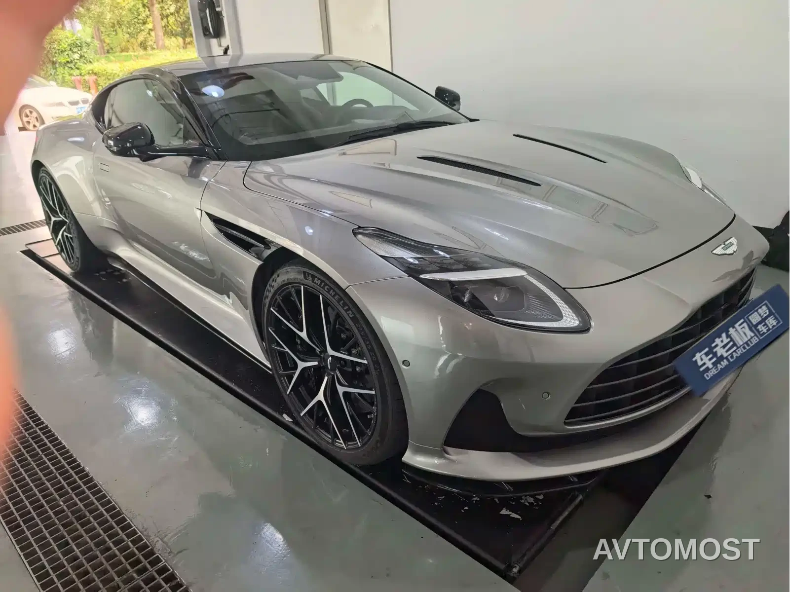 Aston Martin DB12 2025 4.0T V8 Coupe — фото 2