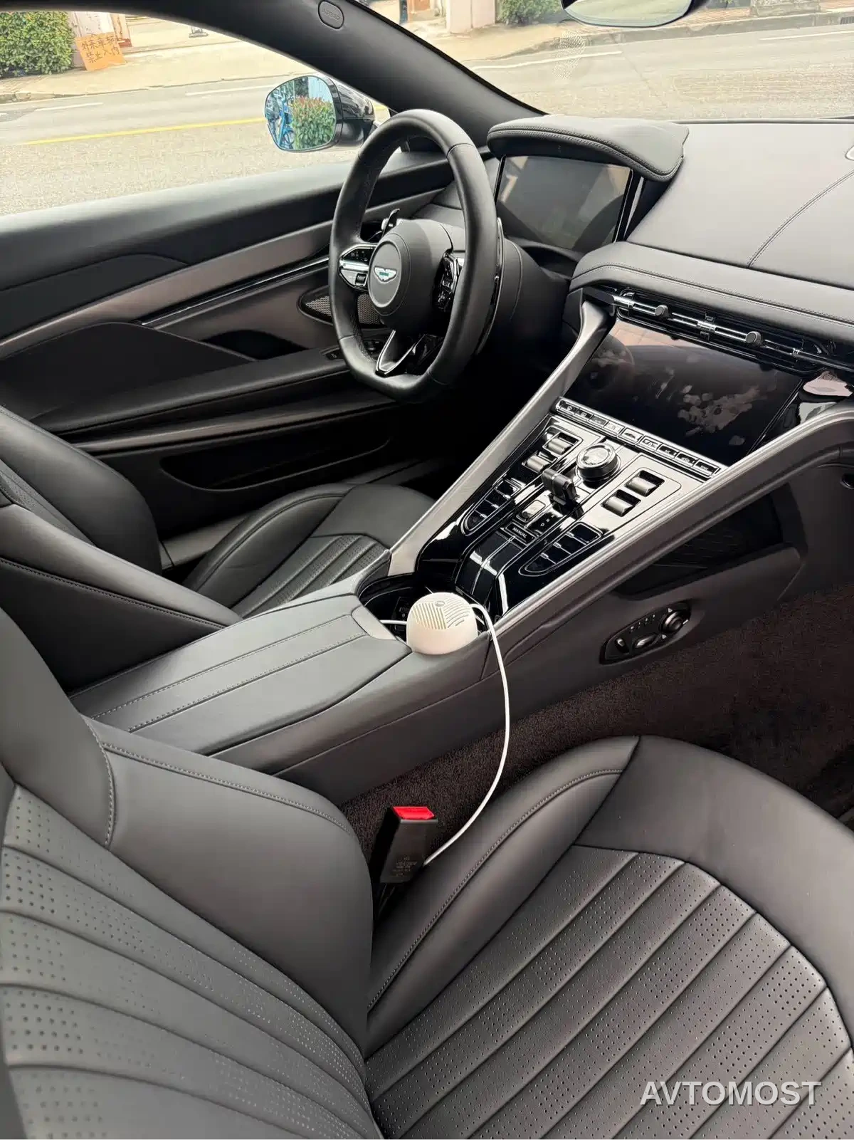 Aston Martin DB12 2025 4.0T V8 Coupe — фото 12