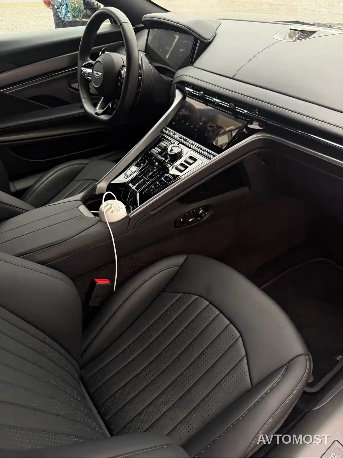 Aston Martin DB12 2025 4.0T V8 Coupe — фото 14